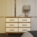 C&ocirc;moda 6 Gavetas Maya com Puxadores e P&eacute;s Retro Design Moderno Quarto Savana Mob&iacute;lia Decor