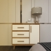 C&ocirc;moda Sapateira 3 Gavetas Maya com Puxadores e P&eacute;s Retro Design Moderno Quarto Savana Mob&iacute;lia Decor